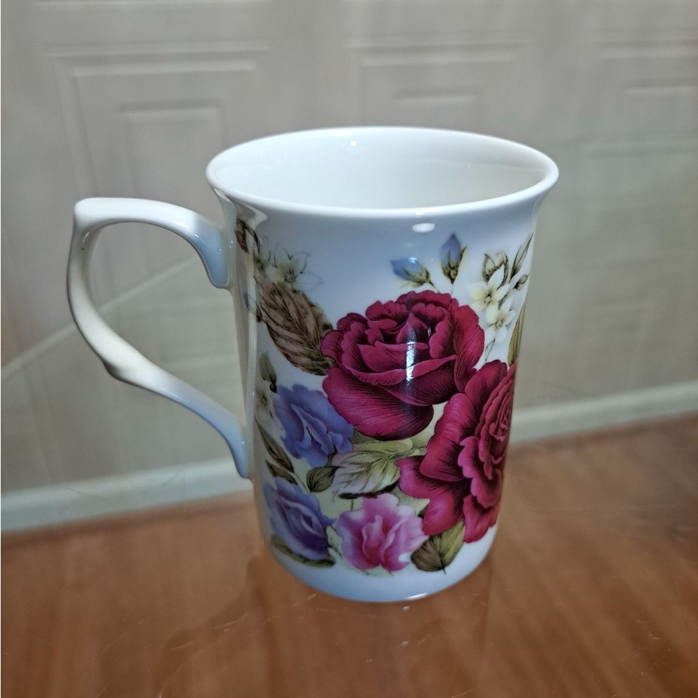 - - Brand New Beutiful Multicolor Floral Stechcol Mug .
